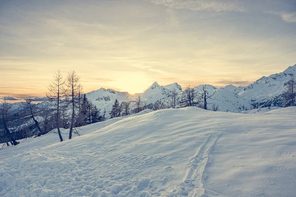 Spectaculaire hiver montagne vue panoramique sur les montagnes au coucher du soleil . — Photo