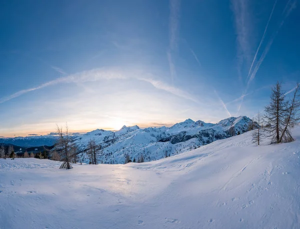 Spettacolare vista panoramica invernale sulle montagne al tramonto . — Foto Stock