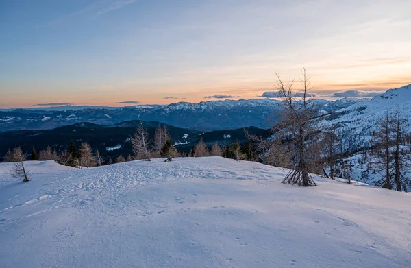 Spectaculaire winter berg panoramisch uitzicht op de bergen bij zonsondergang. — Stockfoto