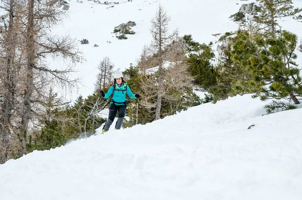 女子滑雪者在高山上享受乡间滑雪. — 图库照片