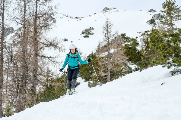 Dişi kayakçı dağlarda kayak yaparak eğleniyor.. — Stok fotoğraf