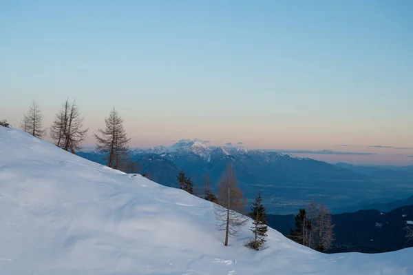 Spektakuläre Winter-Bergpanorama-Aussicht auf die Berge bei Sonnenuntergang. — Stockfoto