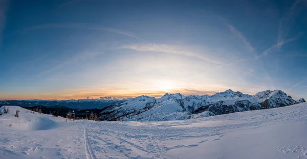 Spektakuläre Winter-Bergpanorama-Aussicht auf die Berge bei Sonnenuntergang. — Stockfoto