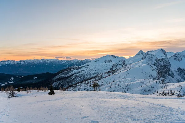 Spektakularny zimowy widok na góry o zachodzie słońca. — Zdjęcie stockowe