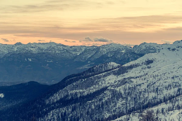 Güneş batarken dağların muhteşem kış panoramik manzarası. — Stok fotoğraf