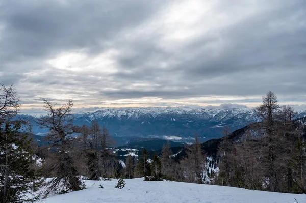 Spectaculaire winter berg panoramisch uitzicht op de bergen met bewolkte hemel. — Stockfoto