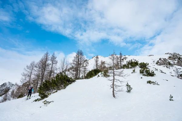 Spectaculaire hiver montagne vue panoramique sur les montagnes avec ciel nuageux . — Photo