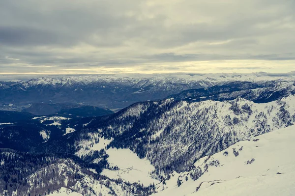Spectaculaire winter berg panoramisch uitzicht op de bergen met bewolkte hemel. — Stockfoto