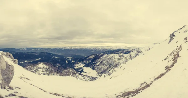 Nádherný zimní horský panoramatický pohled na hory s zataženou oblohou. — Stock fotografie