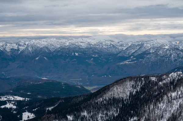 Spektakuläre Winter-Bergpanorama-Aussicht auf Berge mit bewölktem Himmel. — Stockfoto