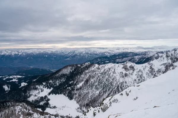 Spektakuläre Winter-Bergpanorama-Aussicht auf Berge mit bewölktem Himmel. — Stockfoto