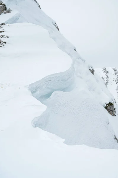 山の尾根上の雪のコーニス形成の詳細. — ストック写真