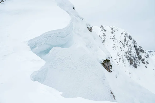 Részlet a hó cornice alkotó hegygerincen. — Stock Fotó