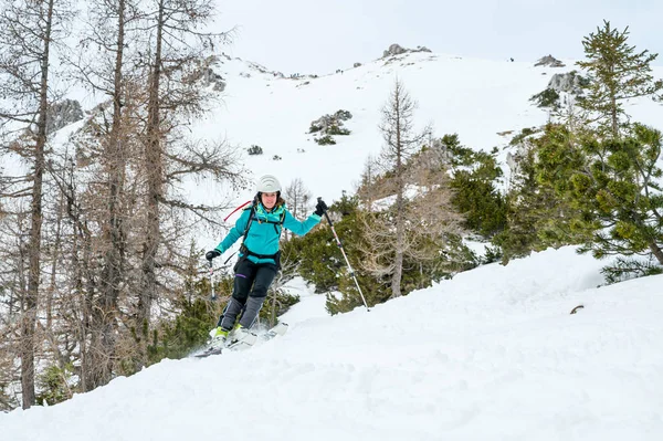 Esquiadora disfrutando del esquí de fondo en las montañas . —  Fotos de Stock