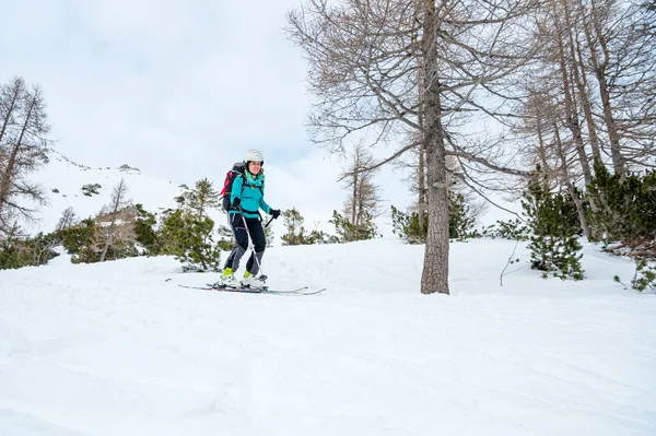 女子滑雪者在高山上享受乡间滑雪. — 图库照片