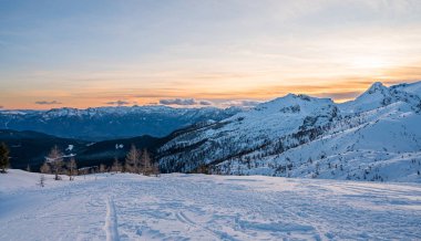 Güneş batarken dağların muhteşem kış panoramik manzarası.