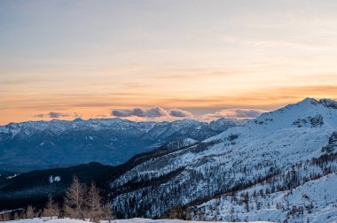 Güneş batarken dağların muhteşem kış panoramik manzarası.