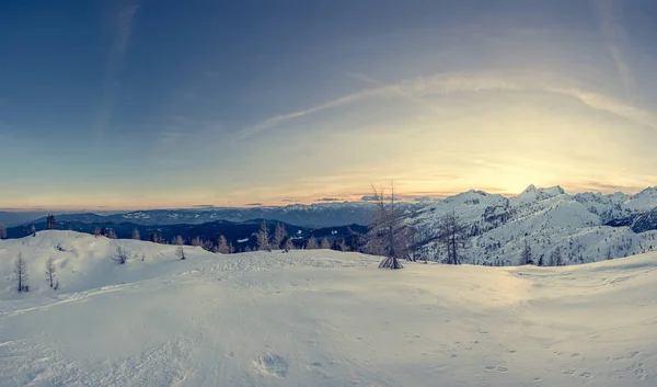 Güneş batarken dağların muhteşem kış panoramik manzarası. — Stok fotoğraf