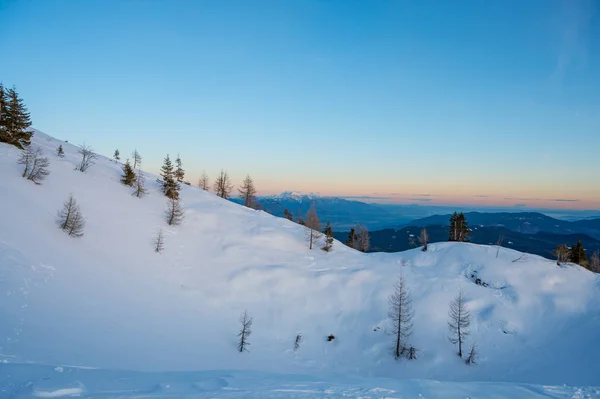 Spectacular winter mountain panoramic view of mountains at sunset. — Stock Photo, Image