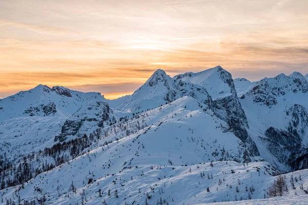 Spektakuläre Winter-Bergpanorama-Aussicht auf die Berge bei Sonnenuntergang. — Stockfoto