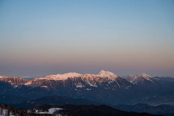 Spektakuläre Winter-Bergpanorama-Aussicht auf die Berge bei Sonnenuntergang. — Stockfoto