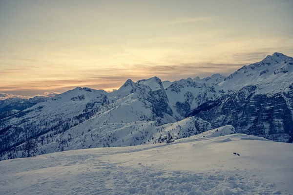 Spectaculaire winter berg panoramisch uitzicht op de bergen bij zonsondergang. — Stockfoto