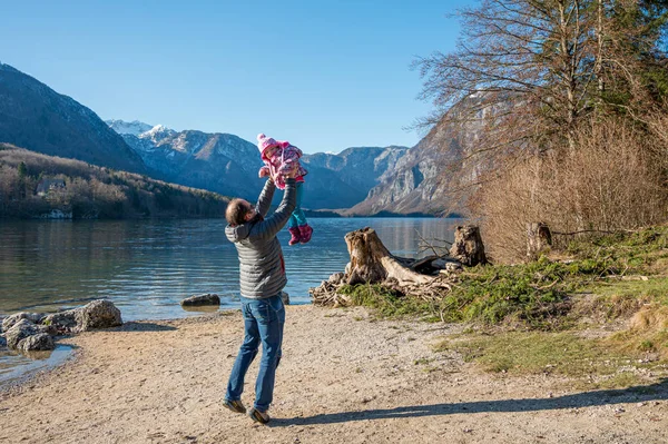 Pai brincando com a filha e jogando-a no ar . — Fotografia de Stock