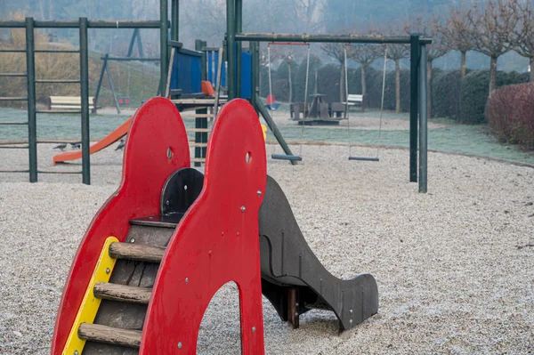 Leerer Kinderspielplatz am kalten Wintermorgen. — Stockfoto