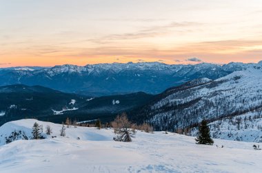 Güneş batarken dağların muhteşem kış panoramik manzarası.