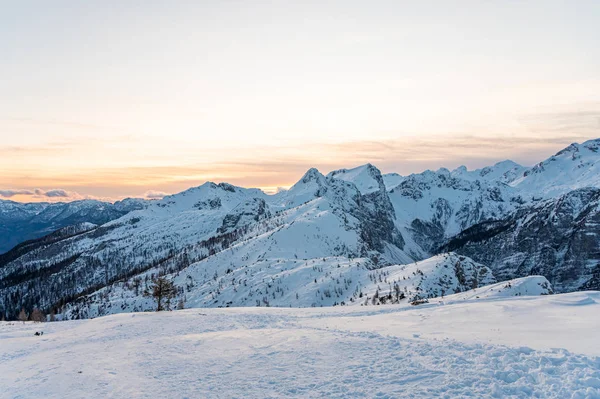 Spektakulär vinter berg panoramautsikt över bergen vid solnedgången. — Stockfoto