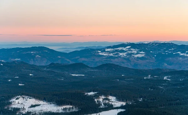 Spektakuläre Winter-Bergpanorama-Aussicht auf die Berge bei Sonnenuntergang. — Stockfoto