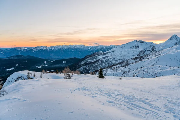 Spectaculaire winter berg panoramisch uitzicht op de bergen bij zonsondergang. — Stockfoto