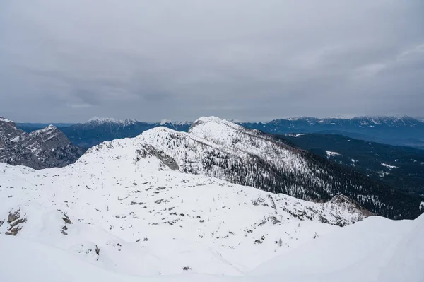 雲に覆われた空と山の壮大な冬の山のパノラマビュー. — ストック写真