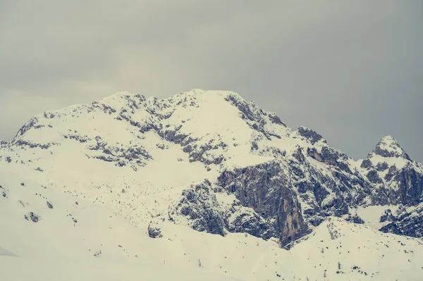 Spektakuläre Winter-Bergpanorama-Aussicht auf Berge mit bewölktem Himmel. — Stockfoto