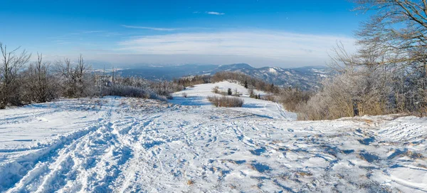 Spectaculaire winter panorama boven froyen karst meer. — Stockfoto