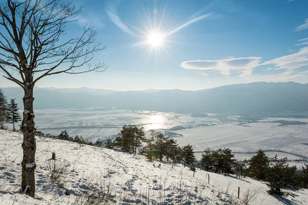 Spektakulär vinter panorama över froyen karst sjö. — Stockfoto