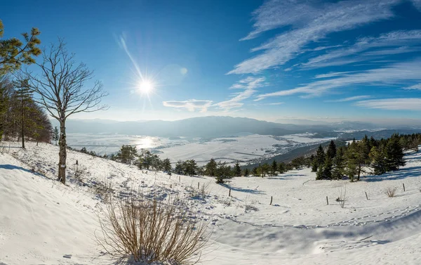 Spectaculaire winter panorama boven froyen karst meer. — Stockfoto