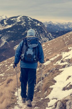 # Bir çift yürüyüşçü # # Kış patikasından iniyor #.