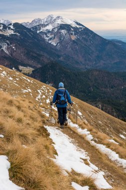 # Bir çift yürüyüşçü # # Kış patikasından iniyor #.