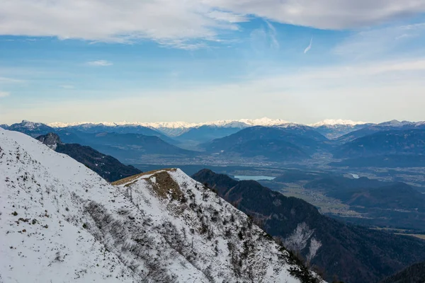 Vue sur la montagne depuis la crête recouverte de neige tardive . — Photo