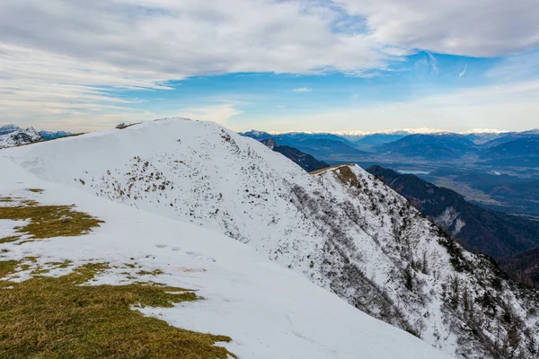 Uitzicht op de bergen vanaf de late besneeuwde bergrug. — Stockfoto