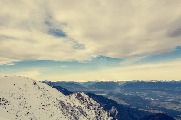 Bergblick vom späten schneebedeckten Grat. — Stockfoto