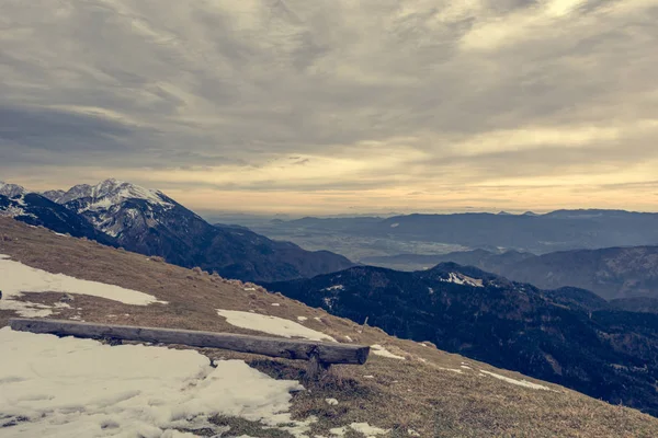 Picturesque mountain view with wooden bench for weary hikers. — 스톡 사진