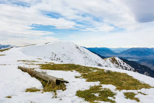 Picturesque mountain view with wooden bench for weary hikers. — Stock Photo, Image