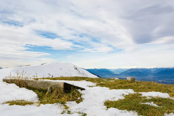 Vue pittoresque sur la montagne avec banc en bois pour les randonneurs fatigués . — Photo