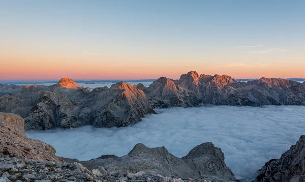 Nádherné ranní horské panorama s mlhou pokrývající údolí. — Stock fotografie