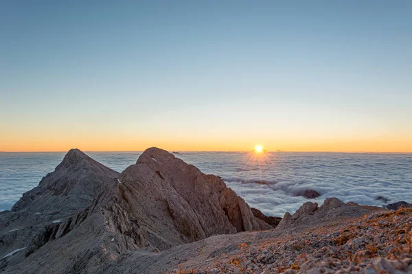 Spectaculaire panorama de montagne matinal avec lever de soleil au-dessus de la mer de nuages . — Photo