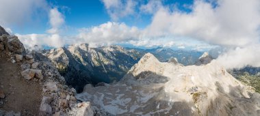 Slovenya 'nın en yüksek dağı Triglav' dan muhteşem alp manzarası.