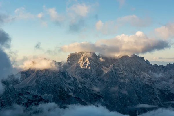 Espectacular vista de la montaña con nubes nocturnas rodando sobre picos y crestas . — Foto de Stock