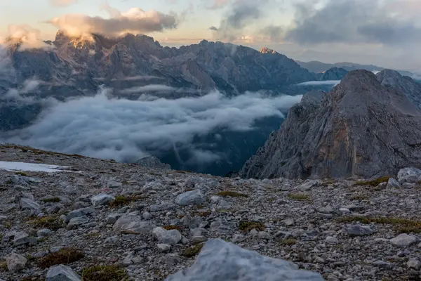 Spectacular mountain view with evening clouds rolling over peaks and ridges. — Stock Photo, Image